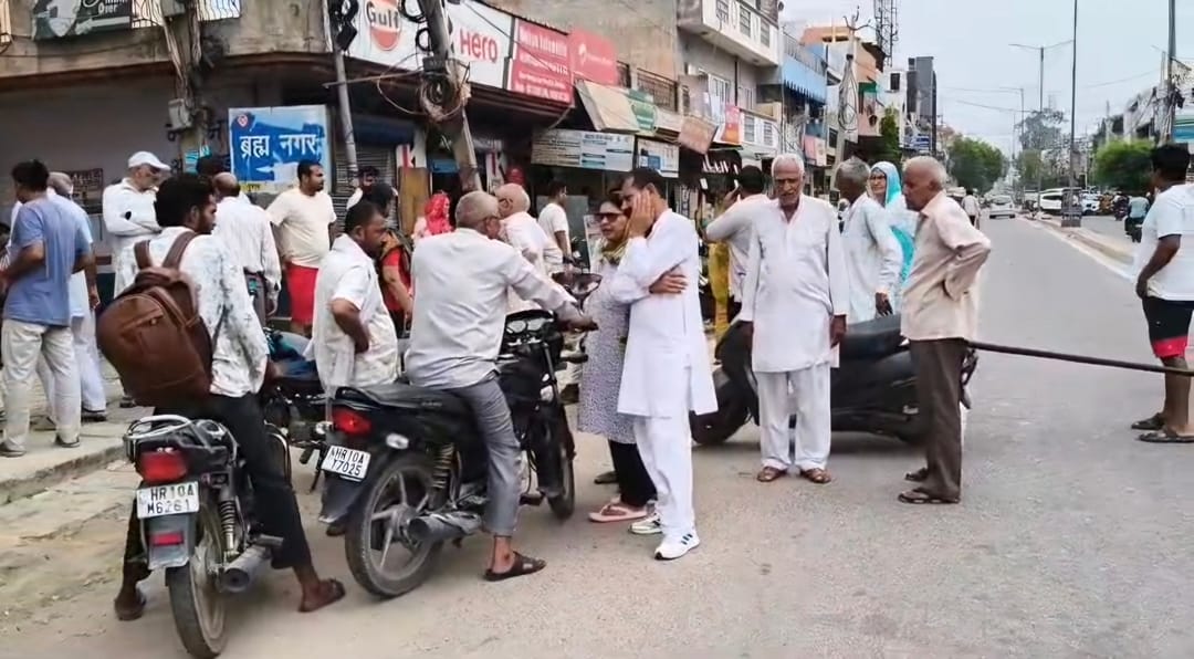 फोटो :: सोनीपत में सूरी पेट्रोल पंप वाली में रोड जाम कर रोष जताती महिलाएं। संवाद फोटो :: सोनीपत में सूरी पेट्रोल पंप वाली में रोड जाम कर रोष जताती महिलाएं। संवाद