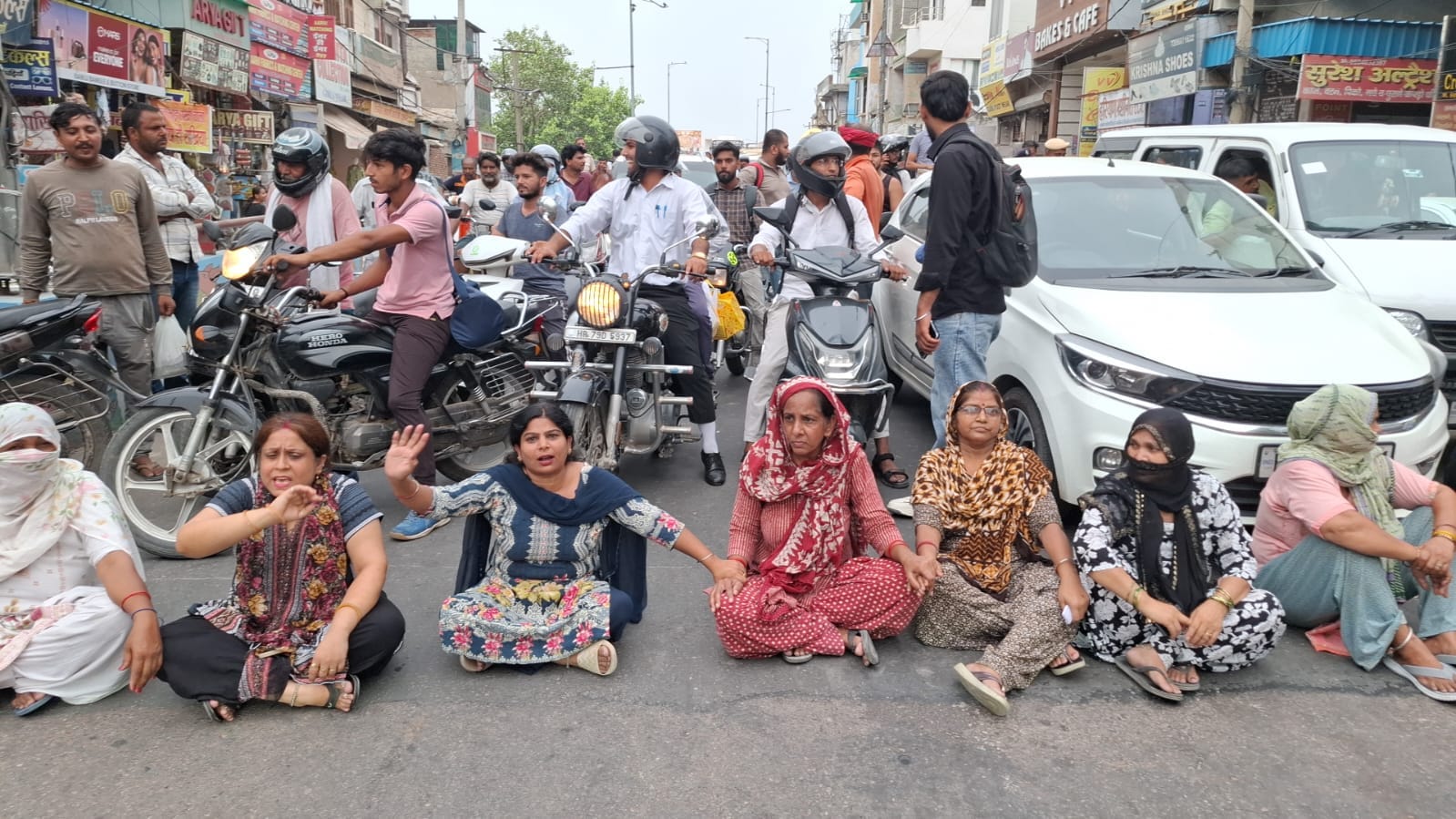 फोटो :: सोनीपत में सूरी पेट्रोल पंप वाली में रोड जाम कर रोष जताती महिलाएं। संवाद फोटो :: सोनीपत में सूरी पेट्रोल पंप वाली में रोड जाम कर रोष जताती महिलाएं। संवाद