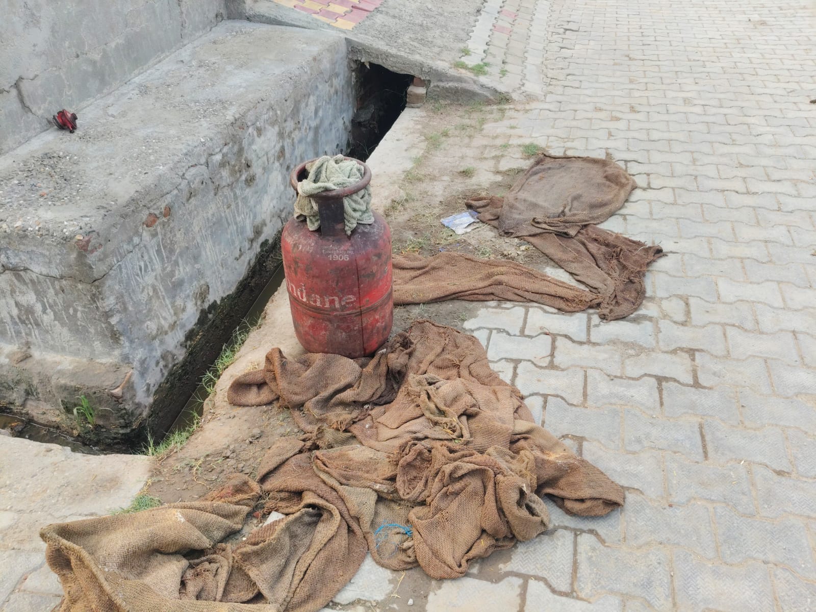 घर से बाहर निकाला गया सिलिंडर। घर से बाहर निकाला गया सिलिंडर।