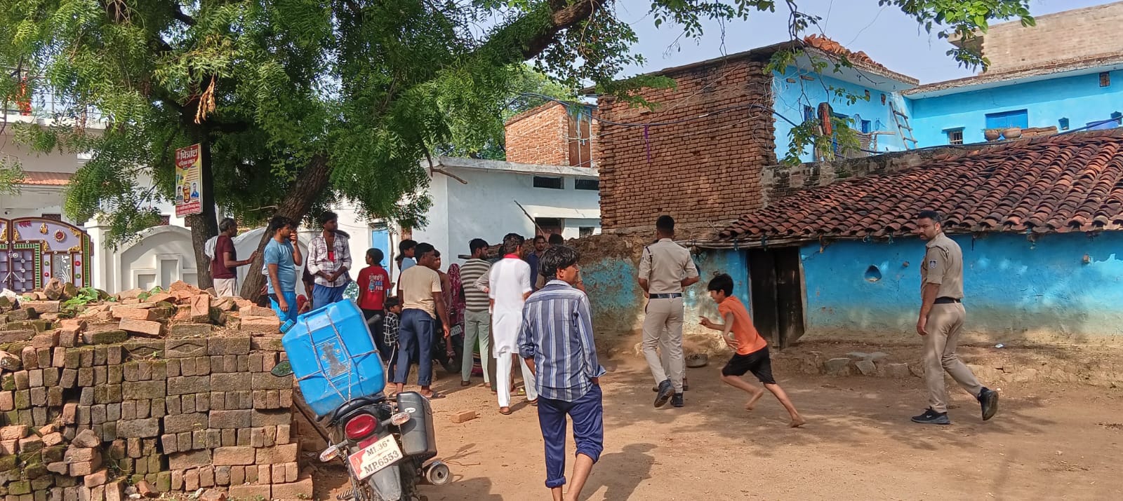 घटनास्थल पर पुलिस घटनास्थल पर पुलिस