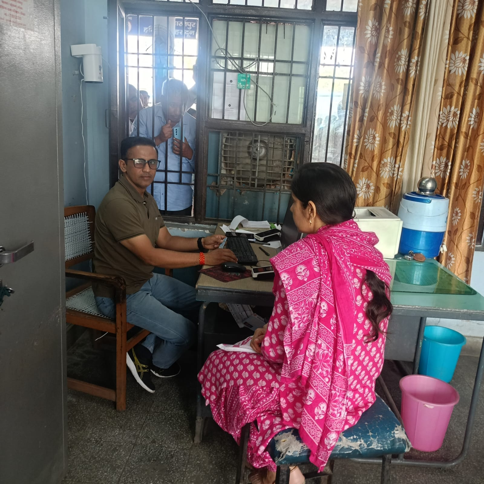 हैप्पी कार्ड कक्ष में बैठा कर्मचारी व बाहर कार्ड लेने पहुंचे लाभार्थी। संवाद हैप्पी कार्ड कक्ष में बैठा कर्मचारी व बाहर कार्ड लेने पहुंचे लाभार्थी। संवाद