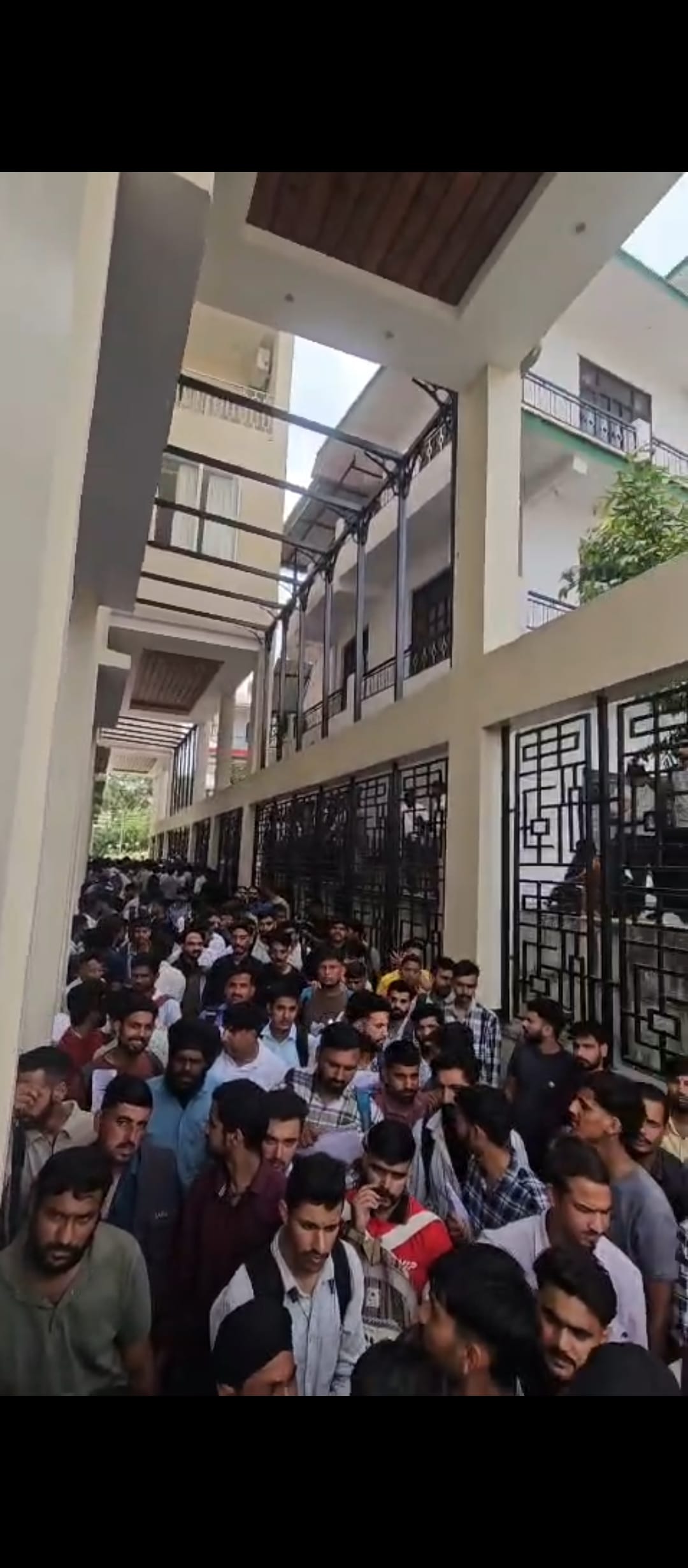 इलेक्ट्रिक बसों के लिए इलेक्ट्रिशियन, मैकेनिक और टेक्नीशियन के पदों के लिए उमड़ी अभ्यर्थियों की इलेक्ट्रिक बसों के लिए इलेक्ट्रिशियन, मैकेनिक और टेक्नीशियन के पदों के लिए उमड़ी अभ्यर्थियों की