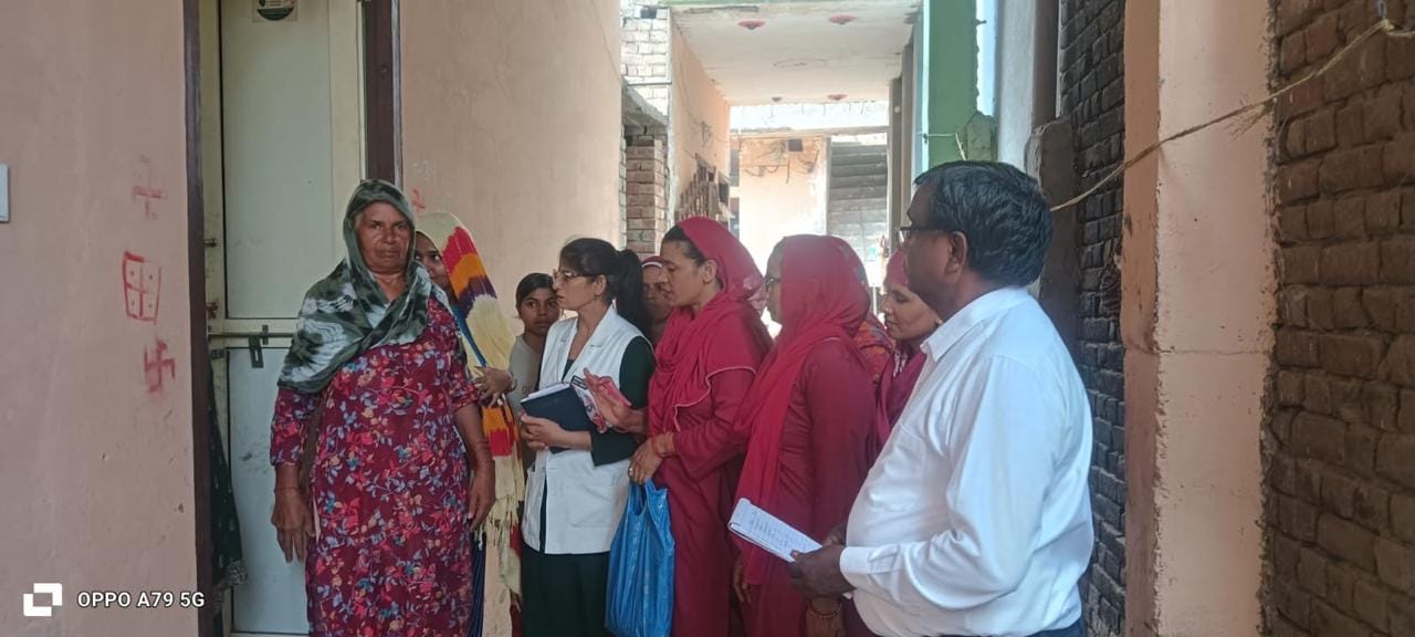 जांच करने पहुंची टीम। डॉक्टर जांच करने पहुंची टीम। डॉक्टर