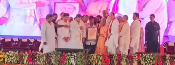 कैराना में सीएम को मूर्ति भेंट करते जिलाधिकारी और एसपी। संवाद कैराना में सीएम को मूर्ति भेंट करते जिलाधिकारी और एसपी। संवाद