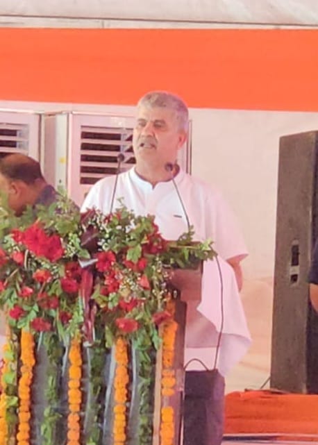 कैराना में सीएम को मूर्ति भेंट करते जिलाधिकारी और एसपी। संवाद कैराना में सीएम को मूर्ति भेंट करते जिलाधिकारी और एसपी। संवाद