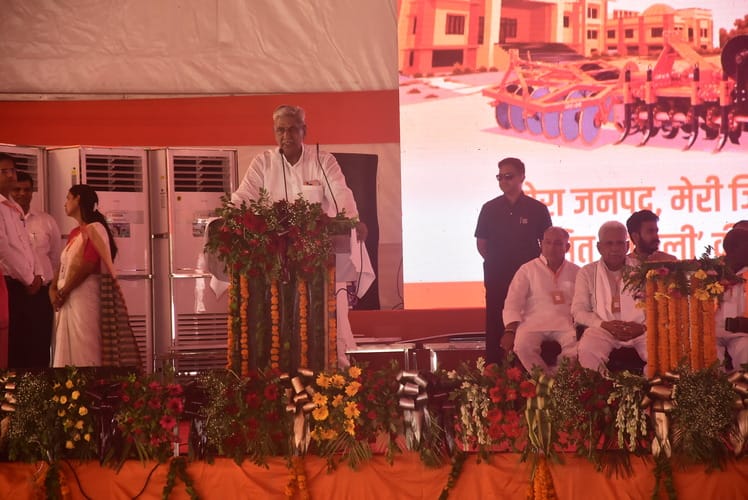 कैराना में सीएम को मूर्ति भेंट करते जिलाधिकारी और एसपी। संवाद कैराना में सीएम को मूर्ति भेंट करते जिलाधिकारी और एसपी। संवाद