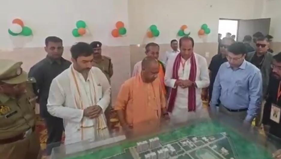 कैराना में सीएम को मूर्ति भेंट करते जिलाधिकारी और एसपी। संवाद कैराना में सीएम को मूर्ति भेंट करते जिलाधिकारी और एसपी। संवाद