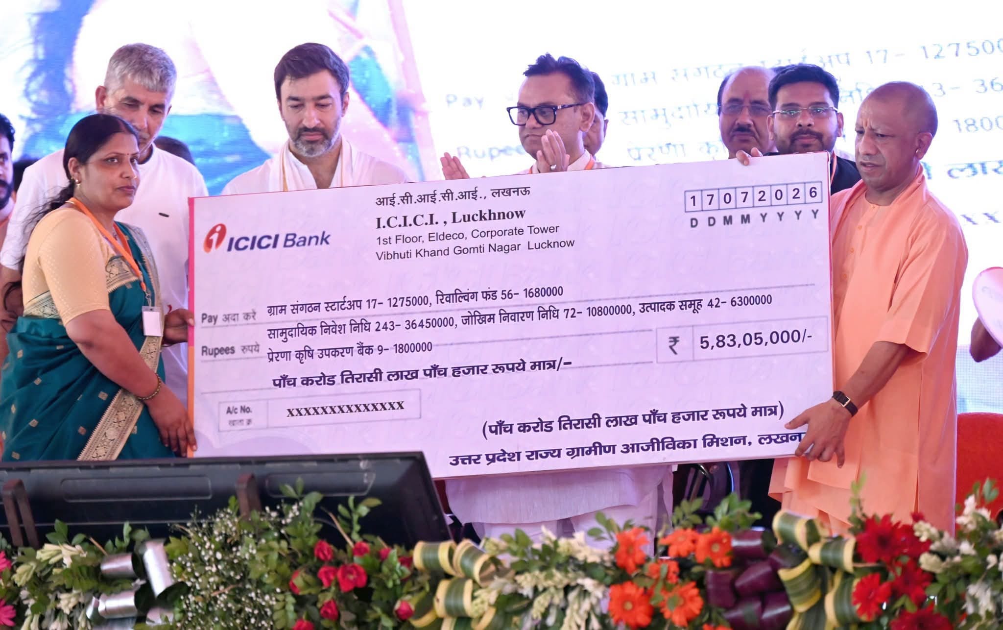 कैराना में सीएम को मूर्ति भेंट करते जिलाधिकारी और एसपी। संवाद कैराना में सीएम को मूर्ति भेंट करते जिलाधिकारी और एसपी। संवाद