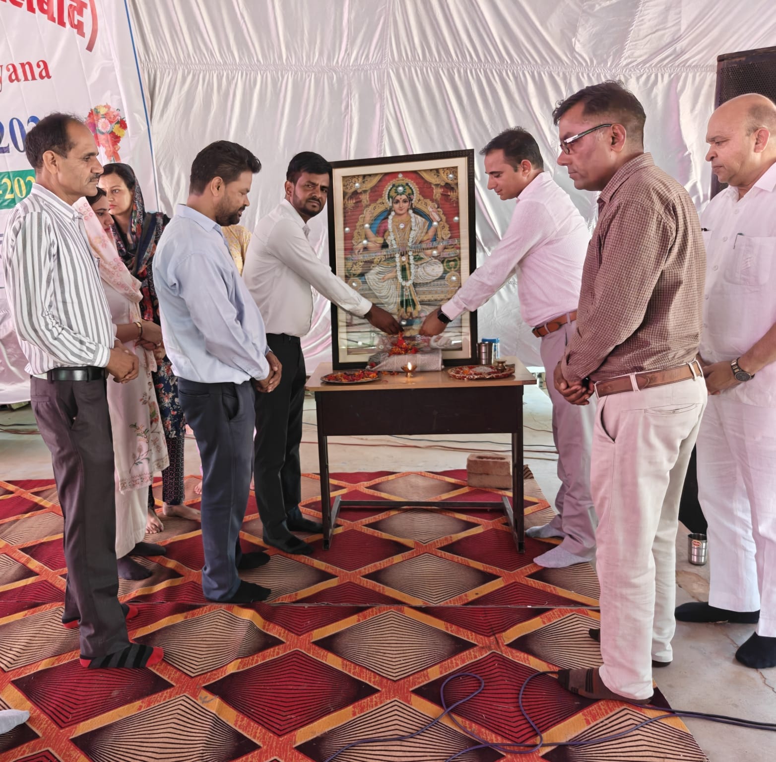 खंड स्तरीय कार्यक्रम में प्रस्तुति देते हुए बच्चे खंड स्तरीय कार्यक्रम में प्रस्तुति देते हुए बच्चे