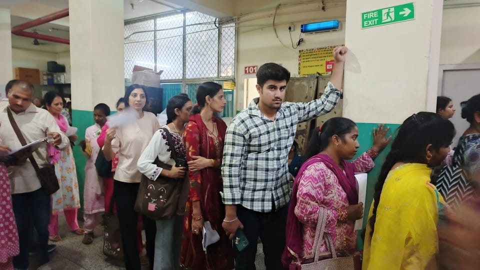 मेडिकल कॉलेज हमीरपुर के कैश कांउटर पर खड़े मरीज। संवाद मेडिकल कॉलेज हमीरपुर के कैश कांउटर पर खड़े मरीज। संवाद