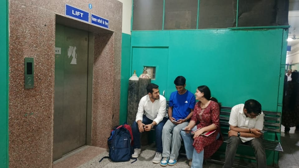 मेडिकल कॉलेज हमीरपुर के कैश कांउटर पर खड़े मरीज। संवाद मेडिकल कॉलेज हमीरपुर के कैश कांउटर पर खड़े मरीज। संवाद