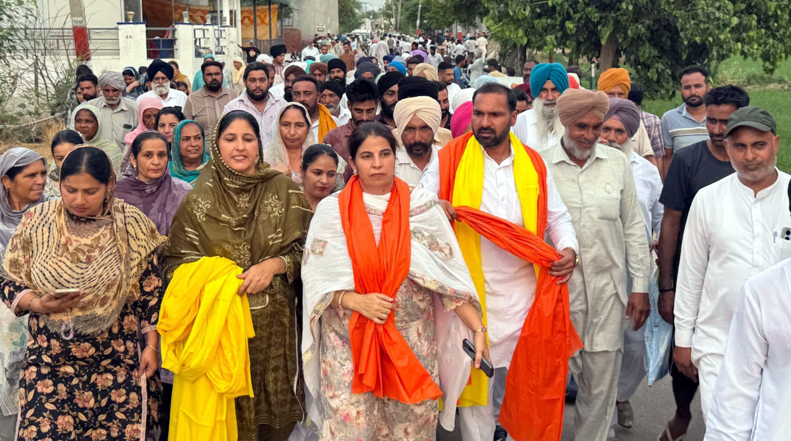 पंचायत समिति चेयरपर्सन सुखविंद्र कौर व जगतार माजरी को सम्मानित करते हुए माजरी के ग्रामीण। पंचायत समिति चेयरपर्सन सुखविंद्र कौर व जगतार माजरी को सम्मानित करते हुए माजरी के ग्रामीण।