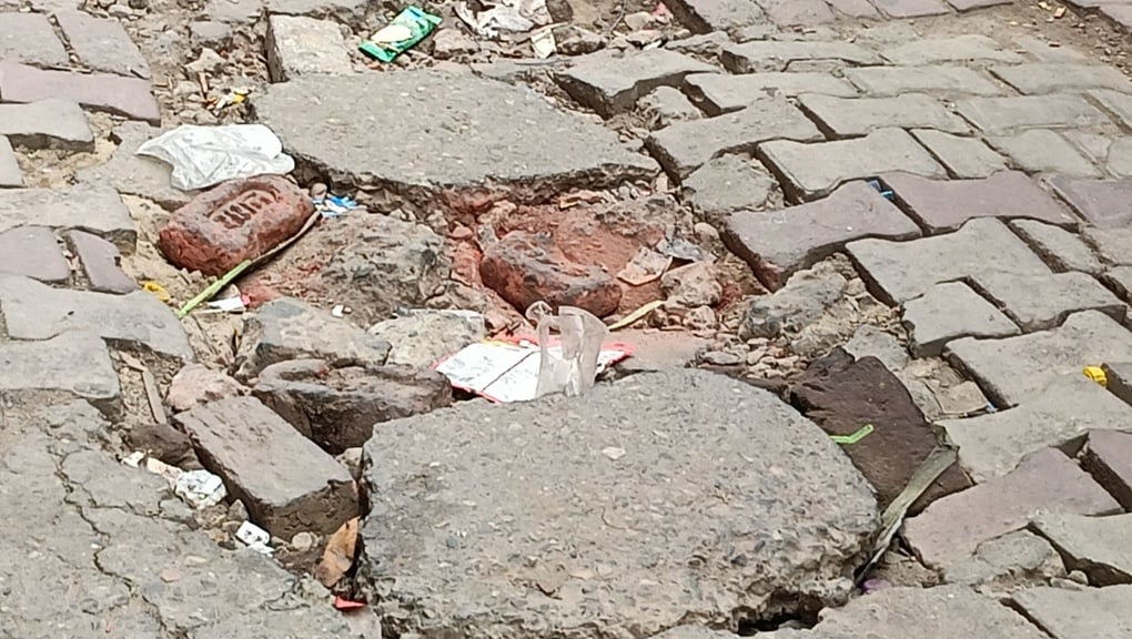 पाइप लाइन डाले जाने के बाद सडक में जगह जगह बने गड्ढे। (मवाना) पाइप लाइन डाले जाने के बाद सडक में जगह जगह बने गड्ढे। (मवाना)