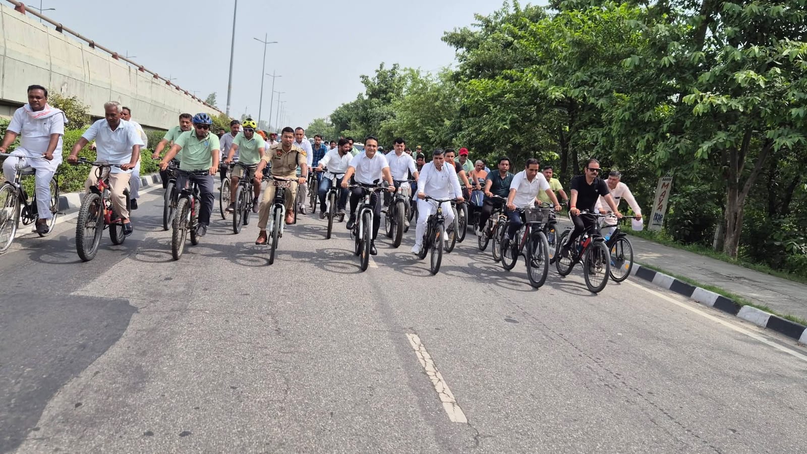 पुराना बस स्टैंड पर खोला गया रास्ता। संवाद पुराना बस स्टैंड पर खोला गया रास्ता। संवाद