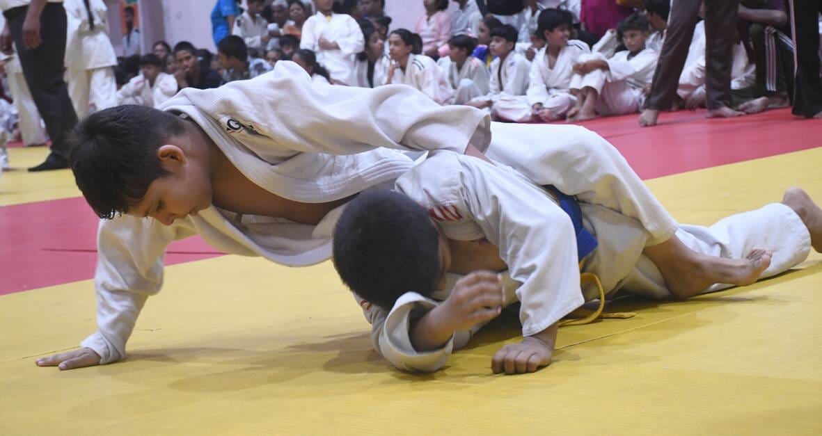 प्रतियोगिता में भिड़ते लखनऊ के खिलाड़ी कान्हा जायसवाल (नीली) व कानपुर के देवांश (सफेद)। -अमर उजा प्रतियोगिता में भिड़ते लखनऊ के खिलाड़ी कान्हा जायसवाल (नीली) व कानपुर के देवांश (सफेद)। -अमर उजा