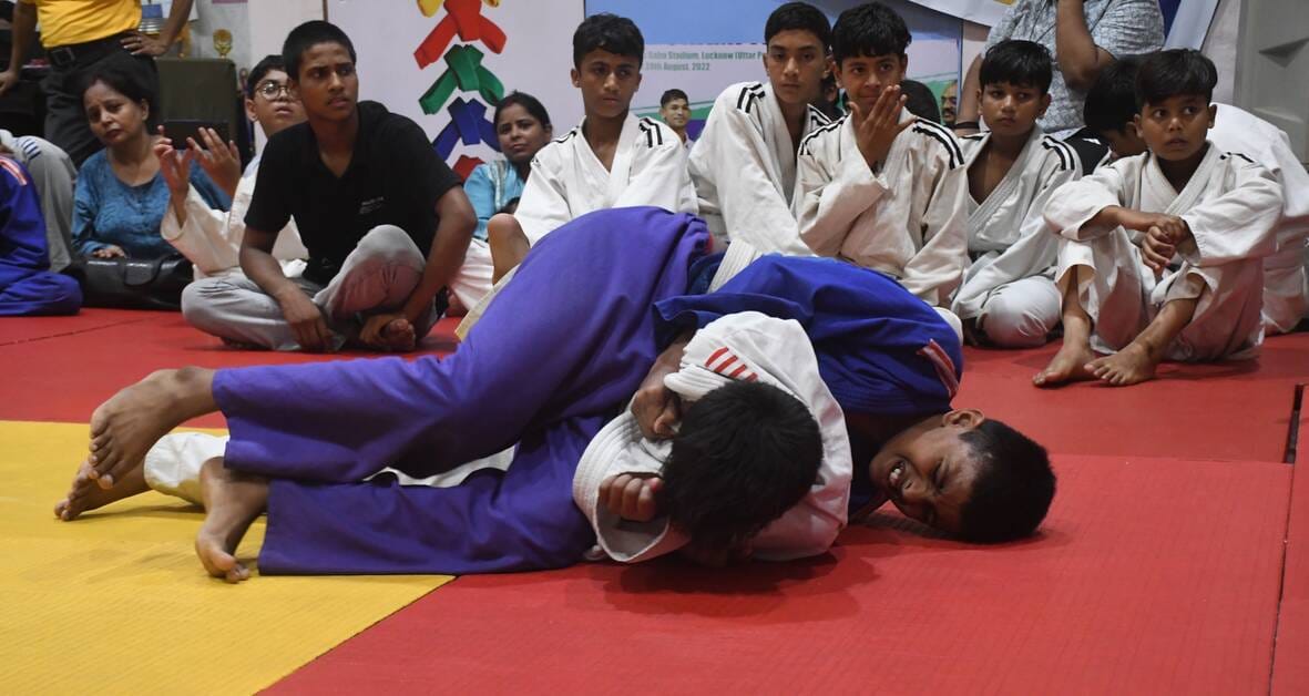प्रतियोगिता में भिड़ते लखनऊ के खिलाड़ी कान्हा जायसवाल (नीली) व कानपुर के देवांश (सफेद)। -अमर उजा प्रतियोगिता में भिड़ते लखनऊ के खिलाड़ी कान्हा जायसवाल (नीली) व कानपुर के देवांश (सफेद)। -अमर उजा