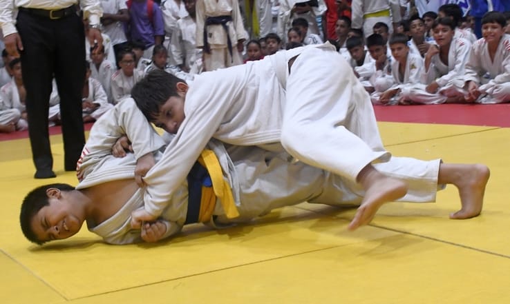 प्रतियोगिता में भिड़ते लखनऊ के खिलाड़ी कान्हा जायसवाल (नीली) व कानपुर के देवांश (सफेद)। -अमर उजा प्रतियोगिता में भिड़ते लखनऊ के खिलाड़ी कान्हा जायसवाल (नीली) व कानपुर के देवांश (सफेद)। -अमर उजा