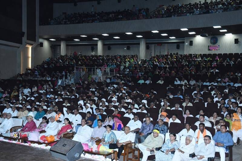 परिवार को चाबी सौंपते हुए पूर्व मंत्री मनीष ग्रोवर व जिला अध्यक्ष परिवार को चाबी सौंपते हुए पूर्व मंत्री मनीष ग्रोवर व जिला अध्यक्ष
