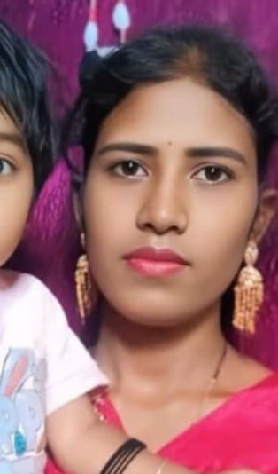 पोस्टमार्टम हाउस के बाहर पहुंचे मृतका अनीशा खातून के परिजन। संवाद पोस्टमार्टम हाउस के बाहर पहुंचे मृतका अनीशा खातून के परिजन। संवाद
