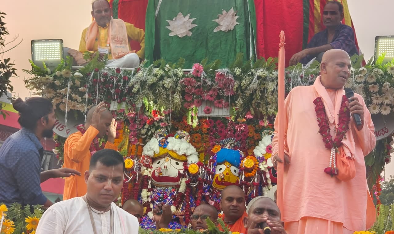 रथयात्रा के दौरान नृत्य करतीं महिलाएं। संवाद रथयात्रा के दौरान नृत्य करतीं महिलाएं। संवाद