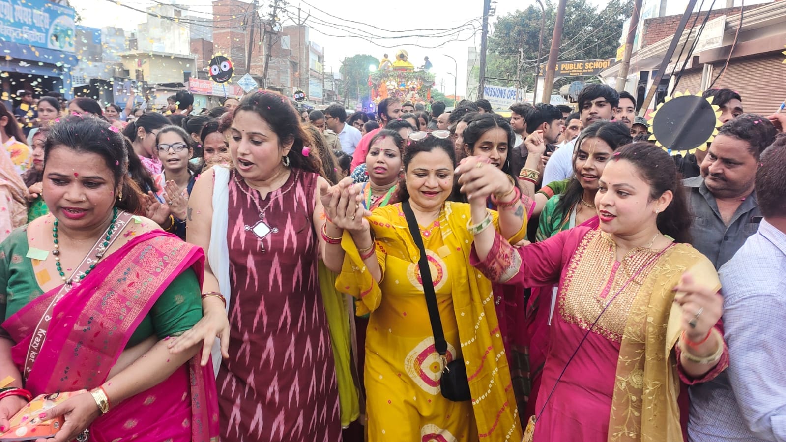 रथयात्रा के दौरान नृत्य करतीं महिलाएं। संवाद रथयात्रा के दौरान नृत्य करतीं महिलाएं। संवाद