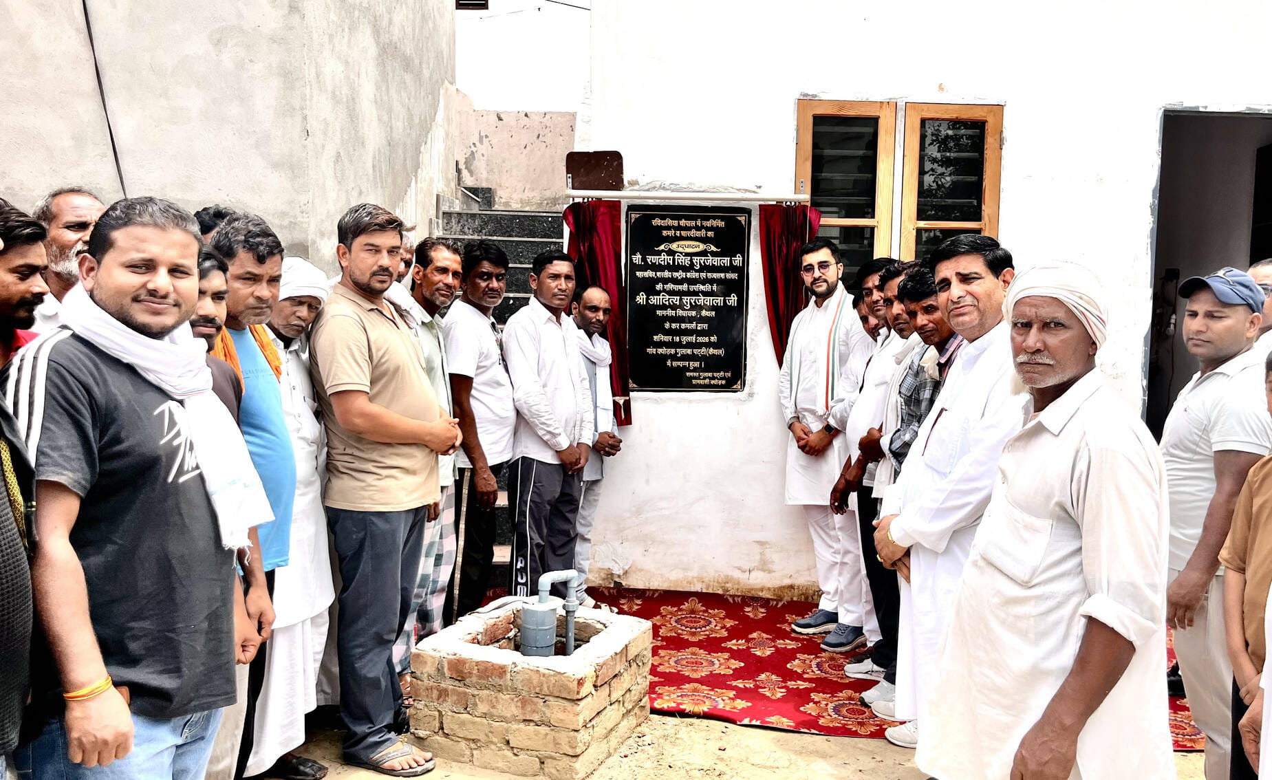 रविदासिया चौपाल में कमरे व चारदीवारी का उद्घाटन करते विधायक। स्वयं रविदासिया चौपाल में कमरे व चारदीवारी का उद्घाटन करते विधायक। स्वयं