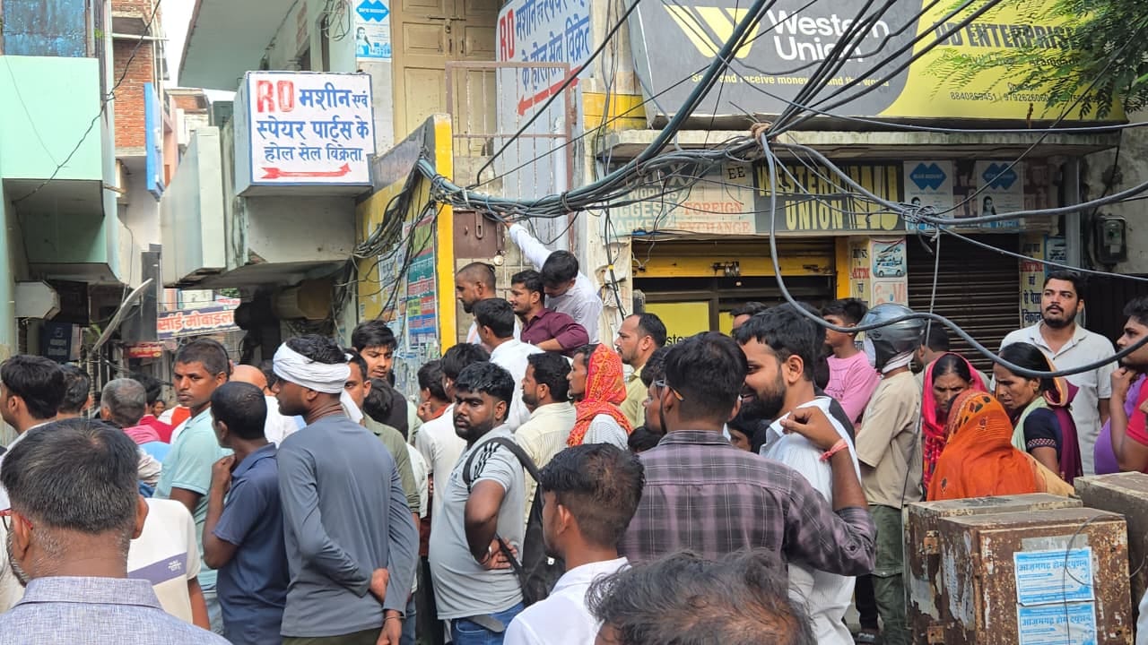 शहर कोतवाली के सिविल लाइन मोहल्ले में घटनास्थल पर जुटी भीड़।- संवाद शहर कोतवाली के सिविल लाइन मोहल्ले में घटनास्थल पर जुटी भीड़।- संवाद