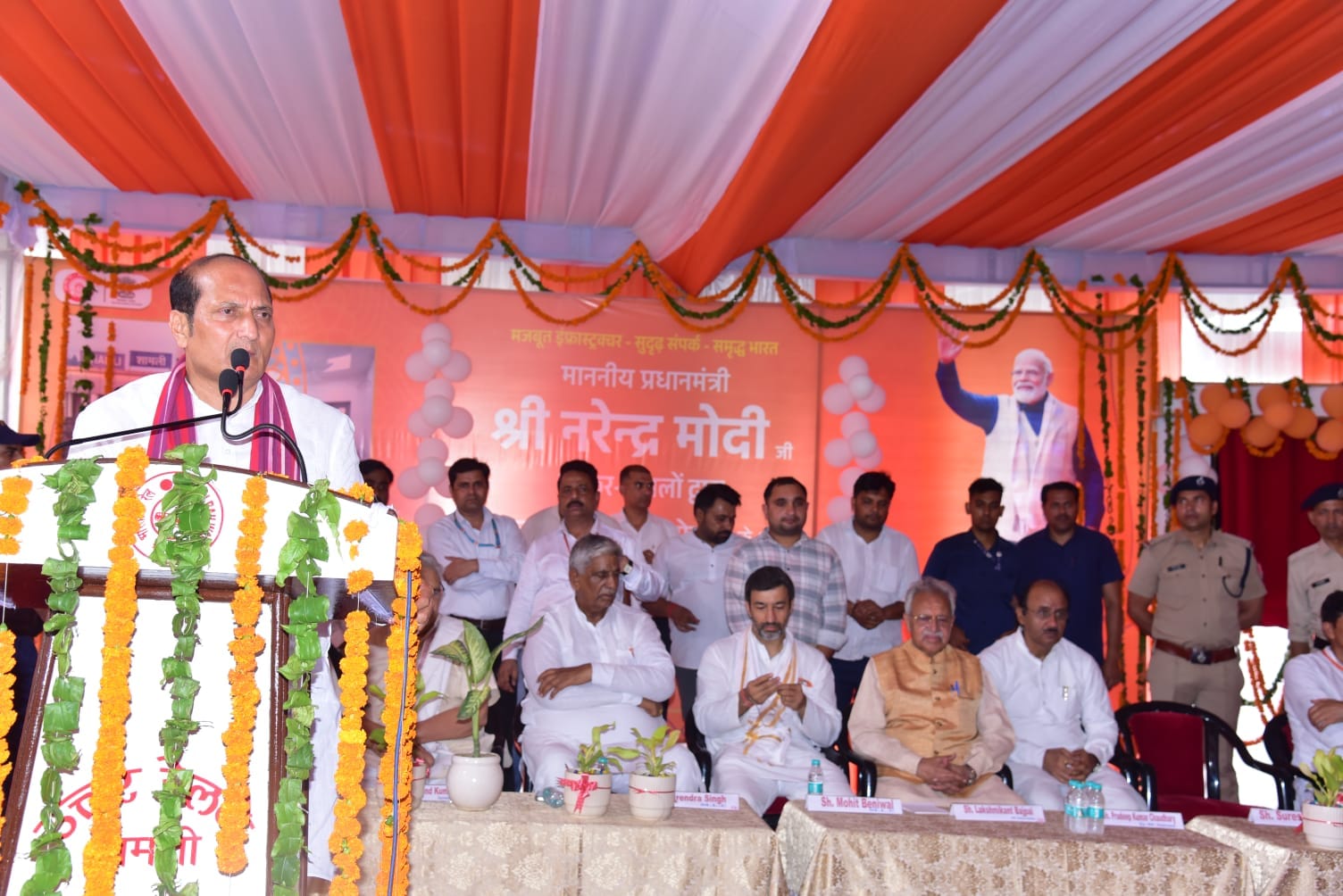 शामली रेलवे स्टेशन पर लोकापर्ण कार्यक्रम के दौरान सांस्कृतिक कार्यक्रम प्रस्तुत करतीं छात्रा। स