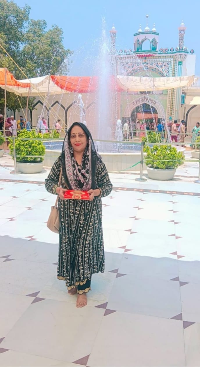 दरबार में अंतिम बार प्रसाद लेकर खड़ी निशा गुप्ता। परिजन