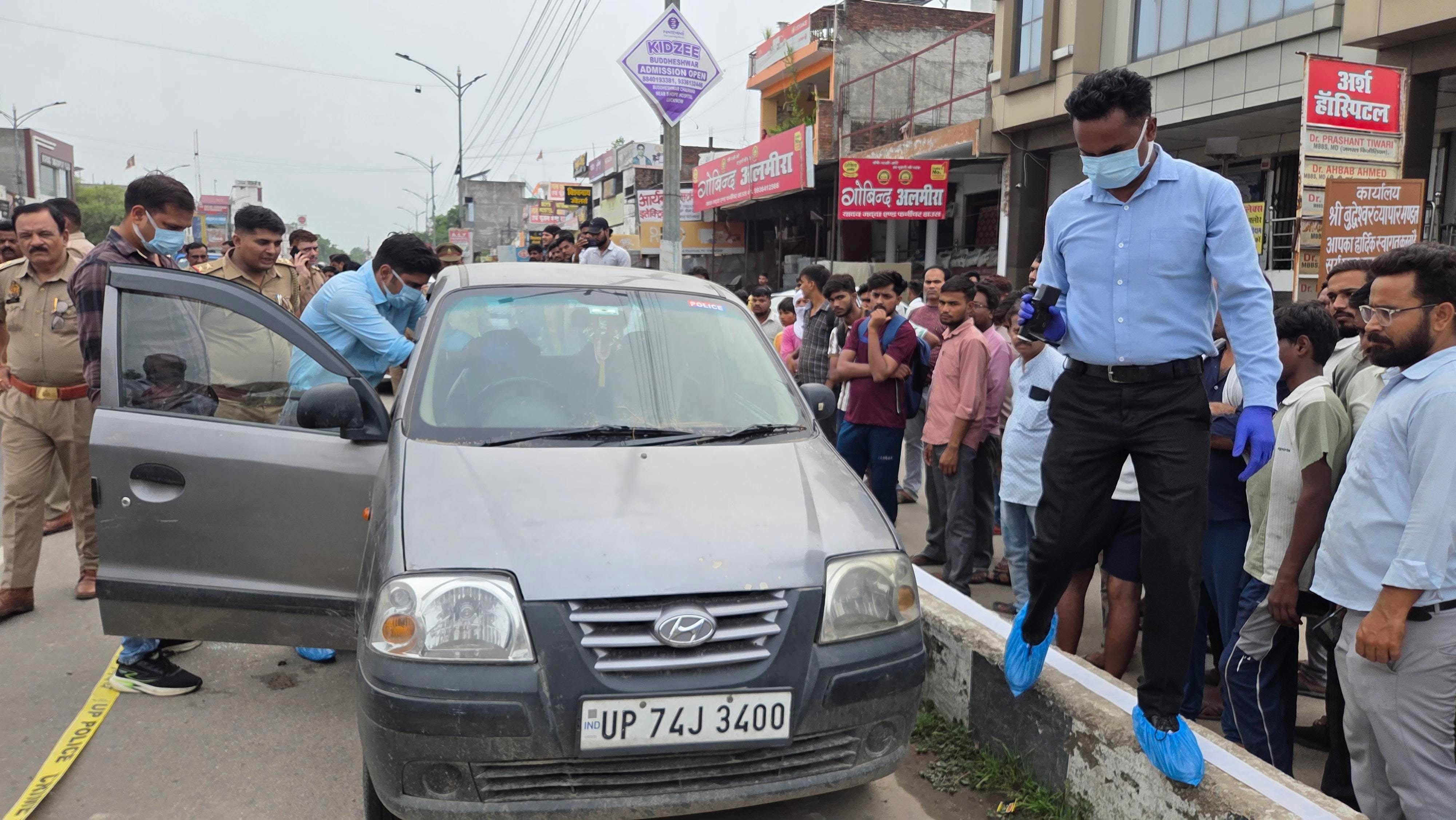 दरोगा अजय कुमार की कार की जांच करती पुलिस। दरोगा अजय कुमार की कार की जांच करती पुलिस।