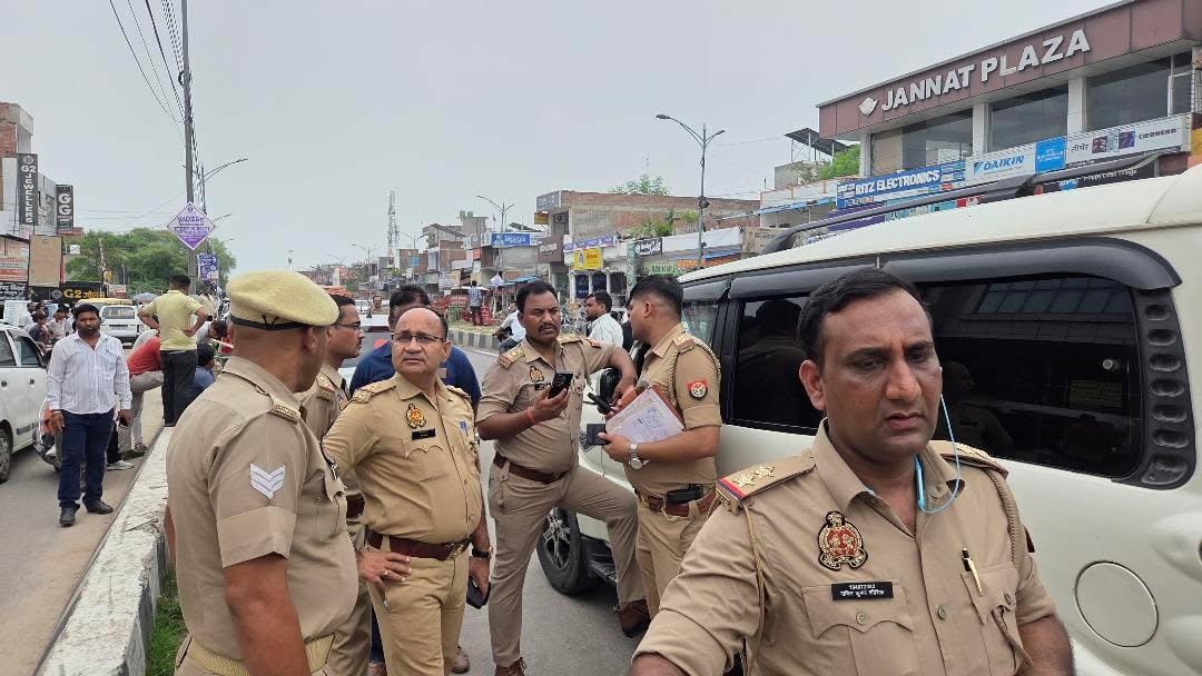 दरोगा अजय कुमार की कार की जांच करती पुलिस। दरोगा अजय कुमार की कार की जांच करती पुलिस।
