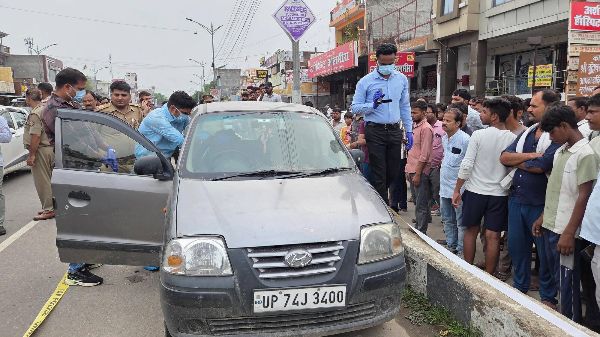 दरोगा अजय कुमार की कार की जांच करती पुलिस। दरोगा अजय कुमार की कार की जांच करती पुलिस।