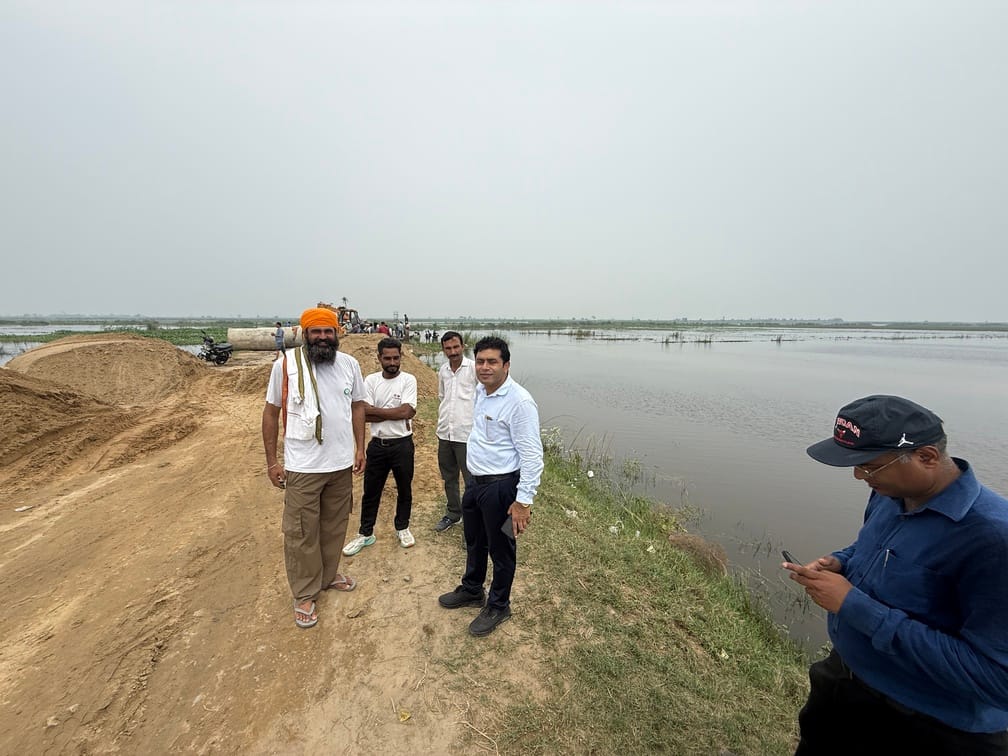 दुरुस्त होने साथ ही चांदपुर मार्ग से गुजरते राहगीर स्रोत संवाद दुरुस्त होने साथ ही चांदपुर मार्ग से गुजरते राहगीर स्रोत संवाद