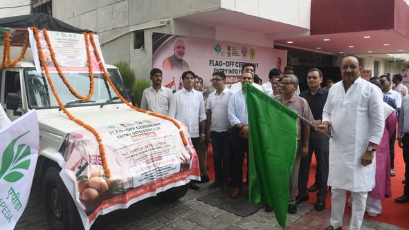 वाहन को हरी झंडी दिखाकर रवाना करते राज्य मंत्री दिनेश प्रताप सिंह। -अमर उजाला वाहन को हरी झंडी दिखाकर रवाना करते राज्य मंत्री दिनेश प्रताप सिंह। -अमर उजाला