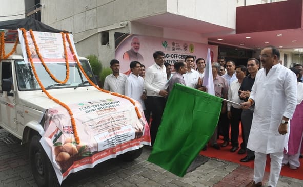 वाहन को हरी झंडी दिखाकर रवाना करते राज्य मंत्री दिनेश प्रताप सिंह। -अमर उजाला वाहन को हरी झंडी दिखाकर रवाना करते राज्य मंत्री दिनेश प्रताप सिंह। -अमर उजाला