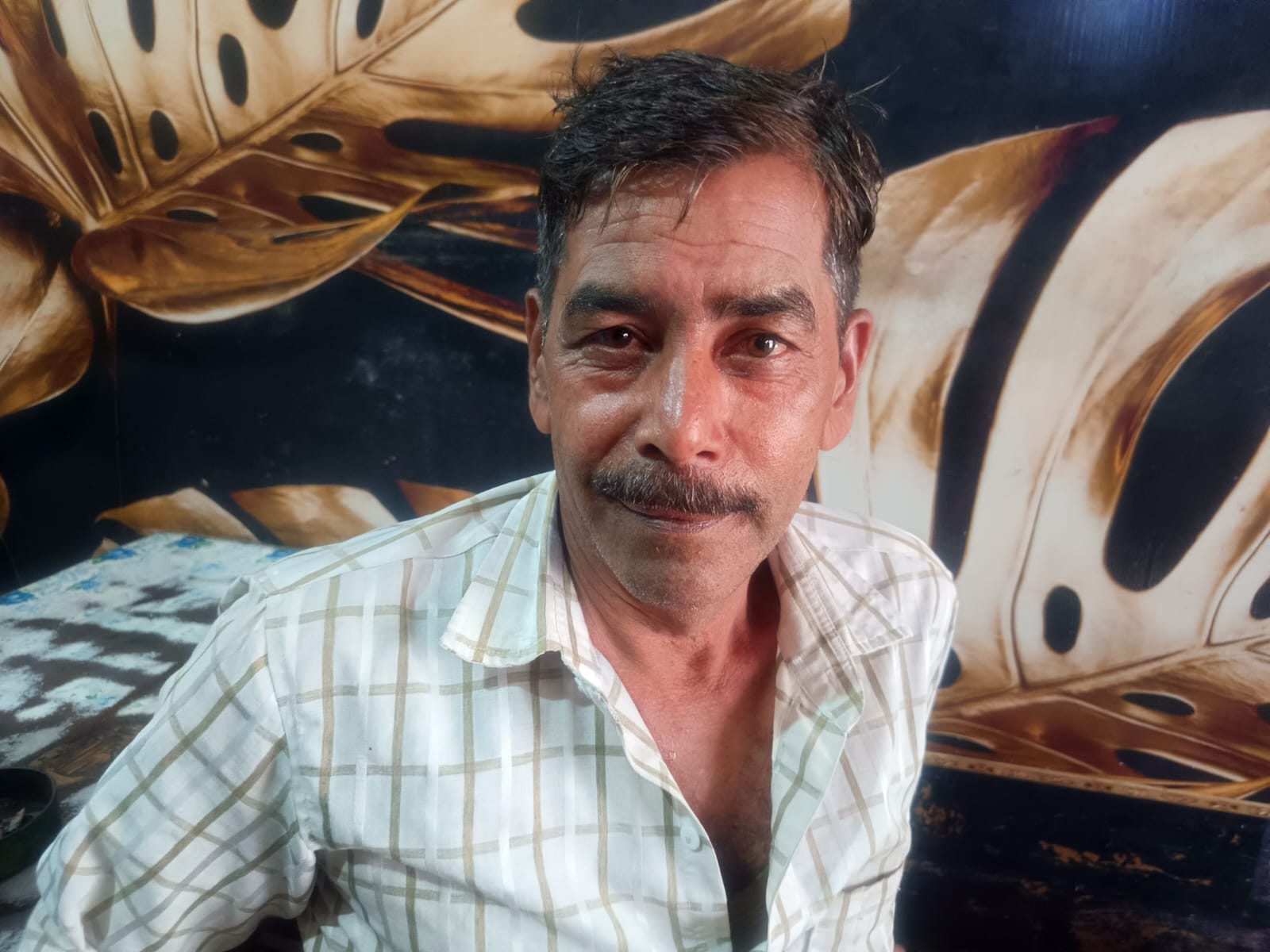 18 जुलाना 01: जुलाना में दुकान से घेवर खरीदते ग्राहक। संवाद