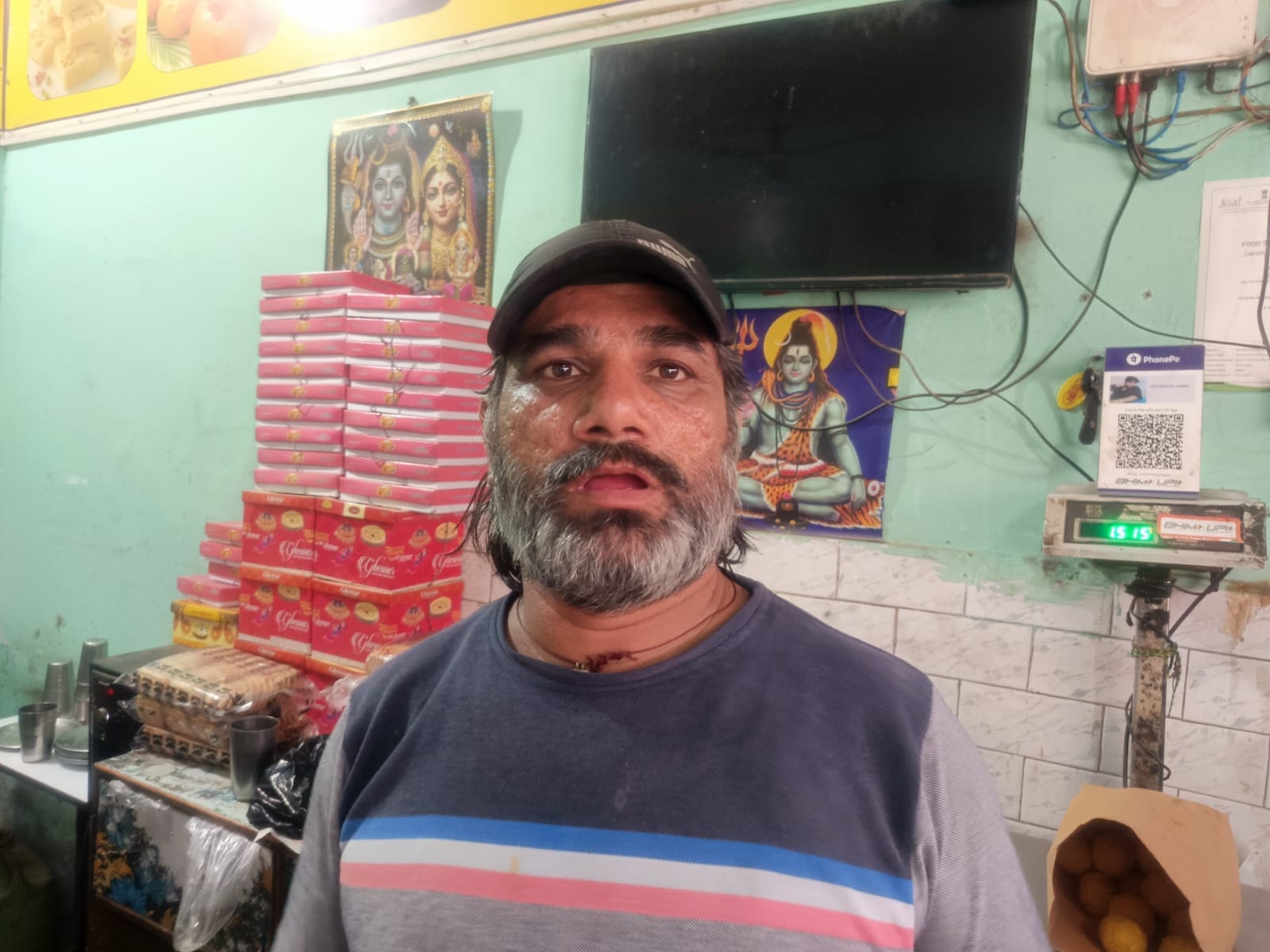 18 जुलाना 01: जुलाना में दुकान से घेवर खरीदते ग्राहक। संवाद