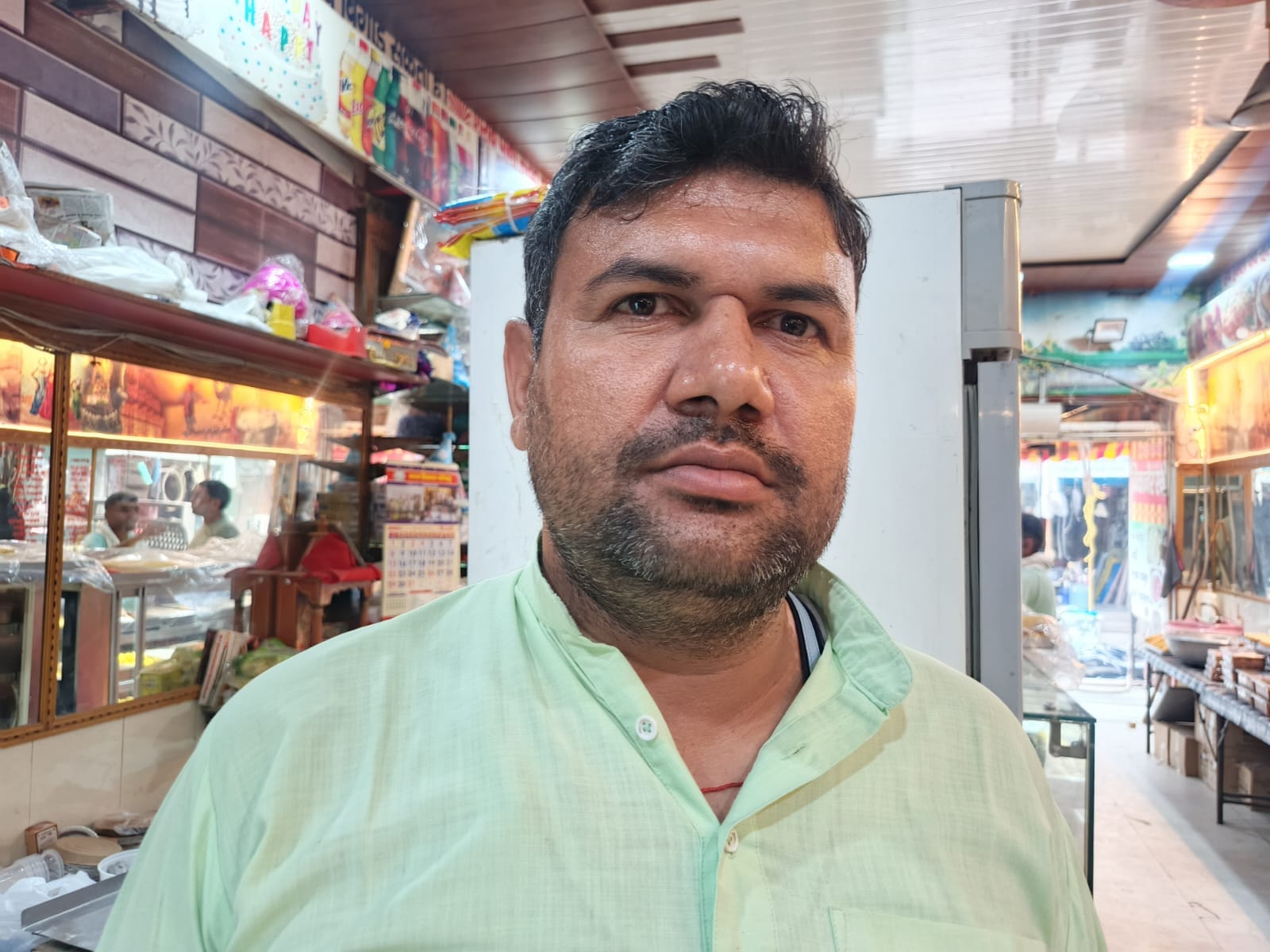 18 जुलाना 01: जुलाना में दुकान से घेवर खरीदते ग्राहक। संवाद