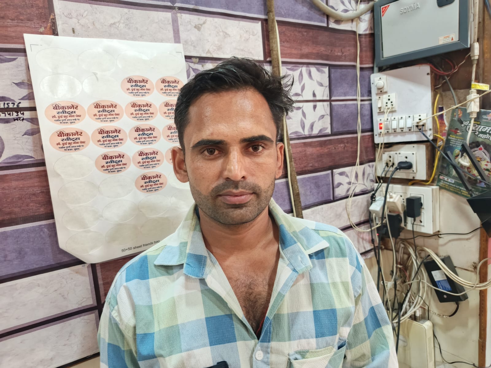 18 जुलाना 01: जुलाना में दुकान से घेवर खरीदते ग्राहक। संवाद