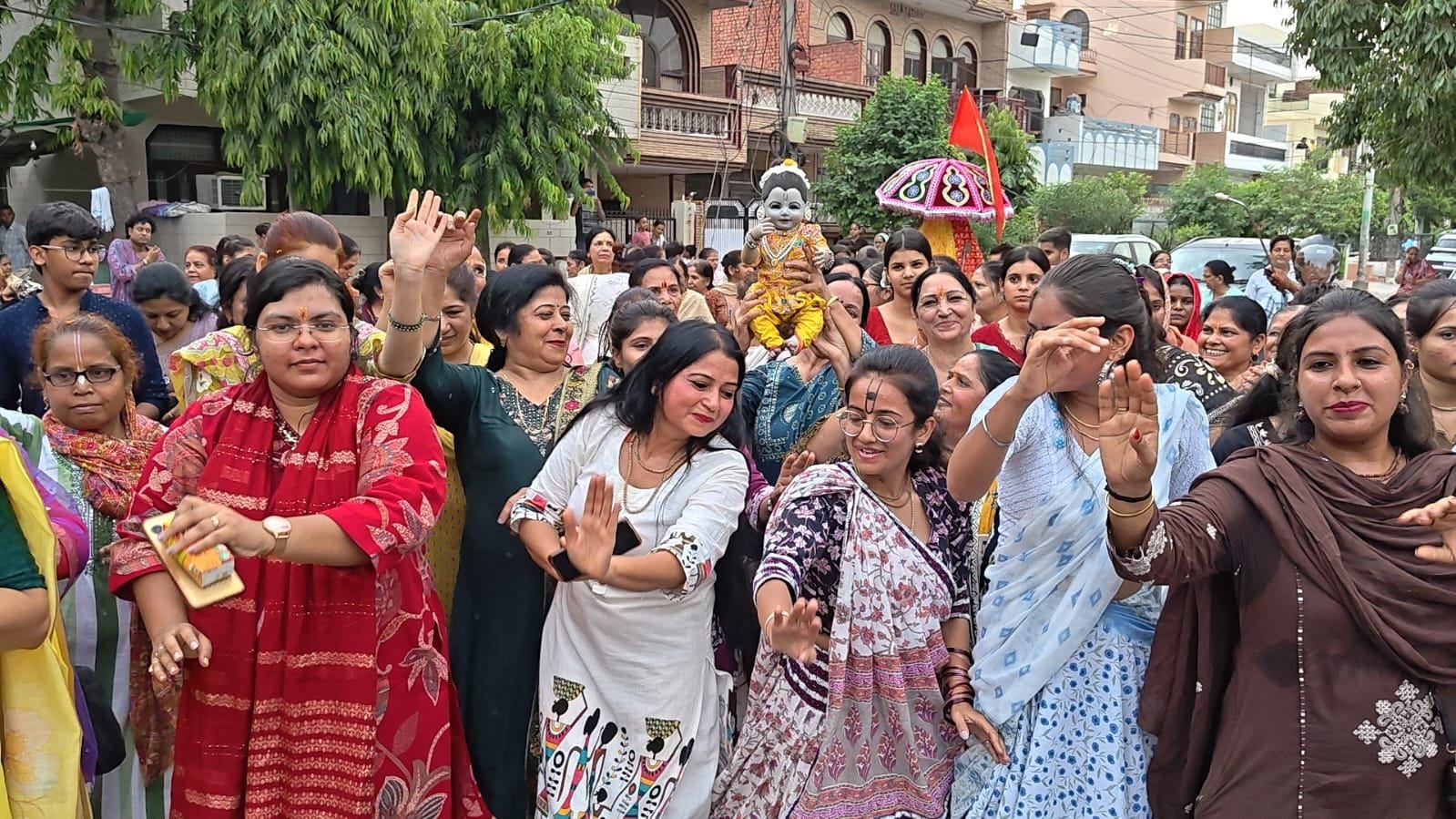 36. यात्रा में भगवान जगन्नाथ की रथ को खींचते हुए श्रद्धालु। स्रोत: मंडल 36. यात्रा में भगवान जगन्नाथ की रथ को खींचते हुए श्रद्धालु। स्रोत: मंडल