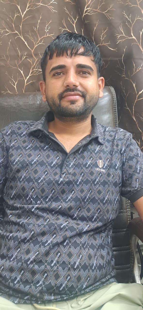 बिजली को ठीक करता हुए बिजली कर्मचारी। संवाद