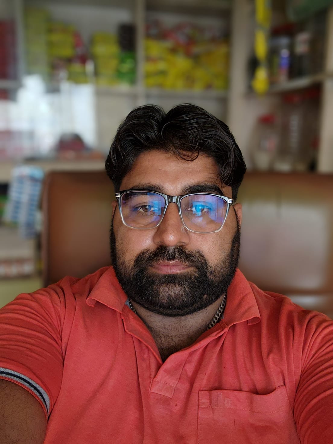 बिजली को ठीक करता हुए बिजली कर्मचारी। संवाद