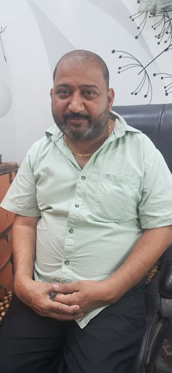 बिजली को ठीक करता हुए बिजली कर्मचारी। संवाद