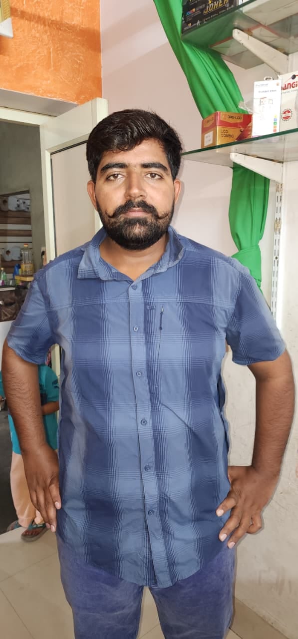 बिजली को ठीक करता हुए बिजली कर्मचारी। संवाद