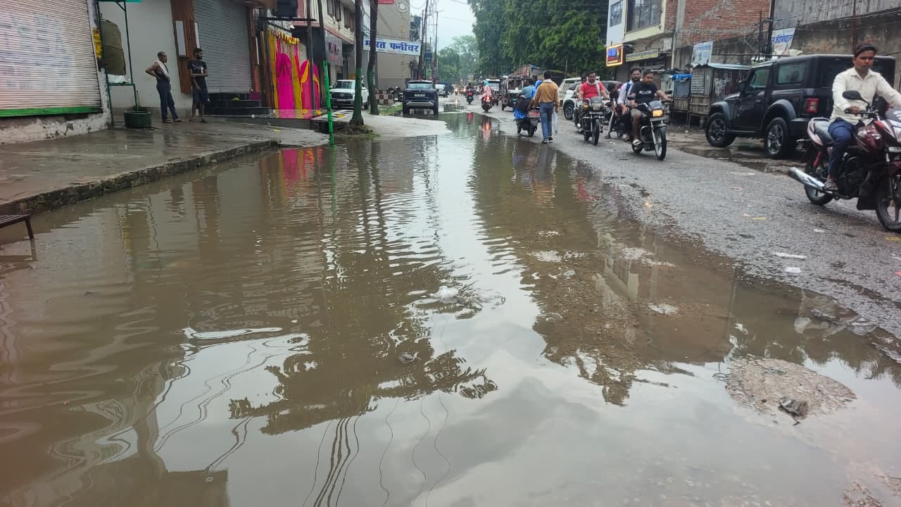 बारिश में निकलते लोग। संवाद बारिश में निकलते लोग। संवाद