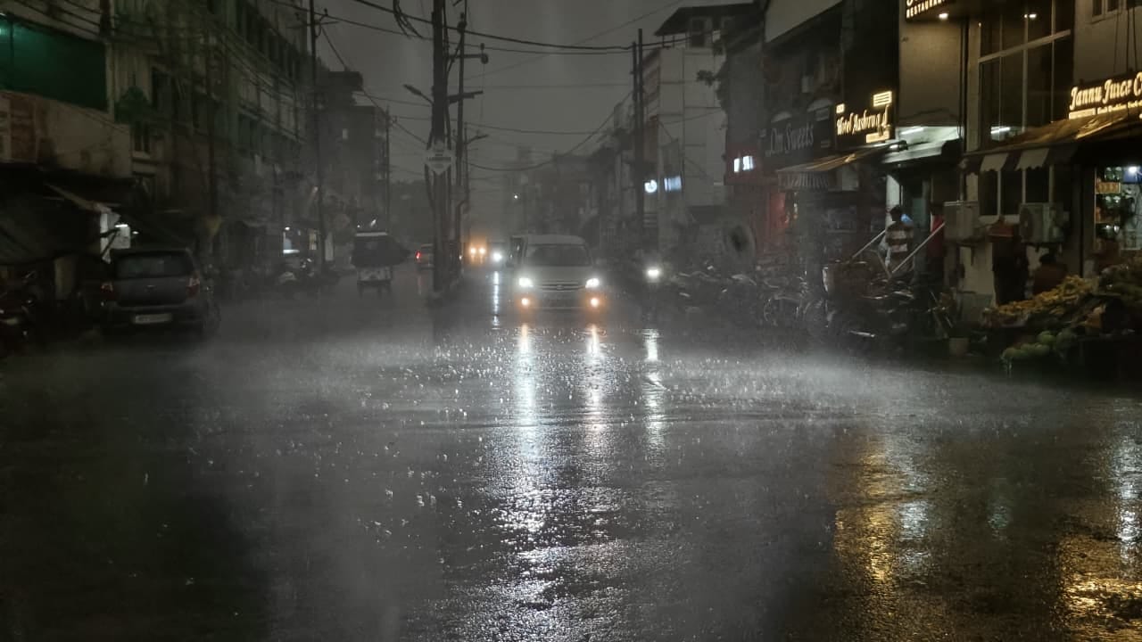 बारिश में निकलते लोग। संवाद बारिश में निकलते लोग। संवाद