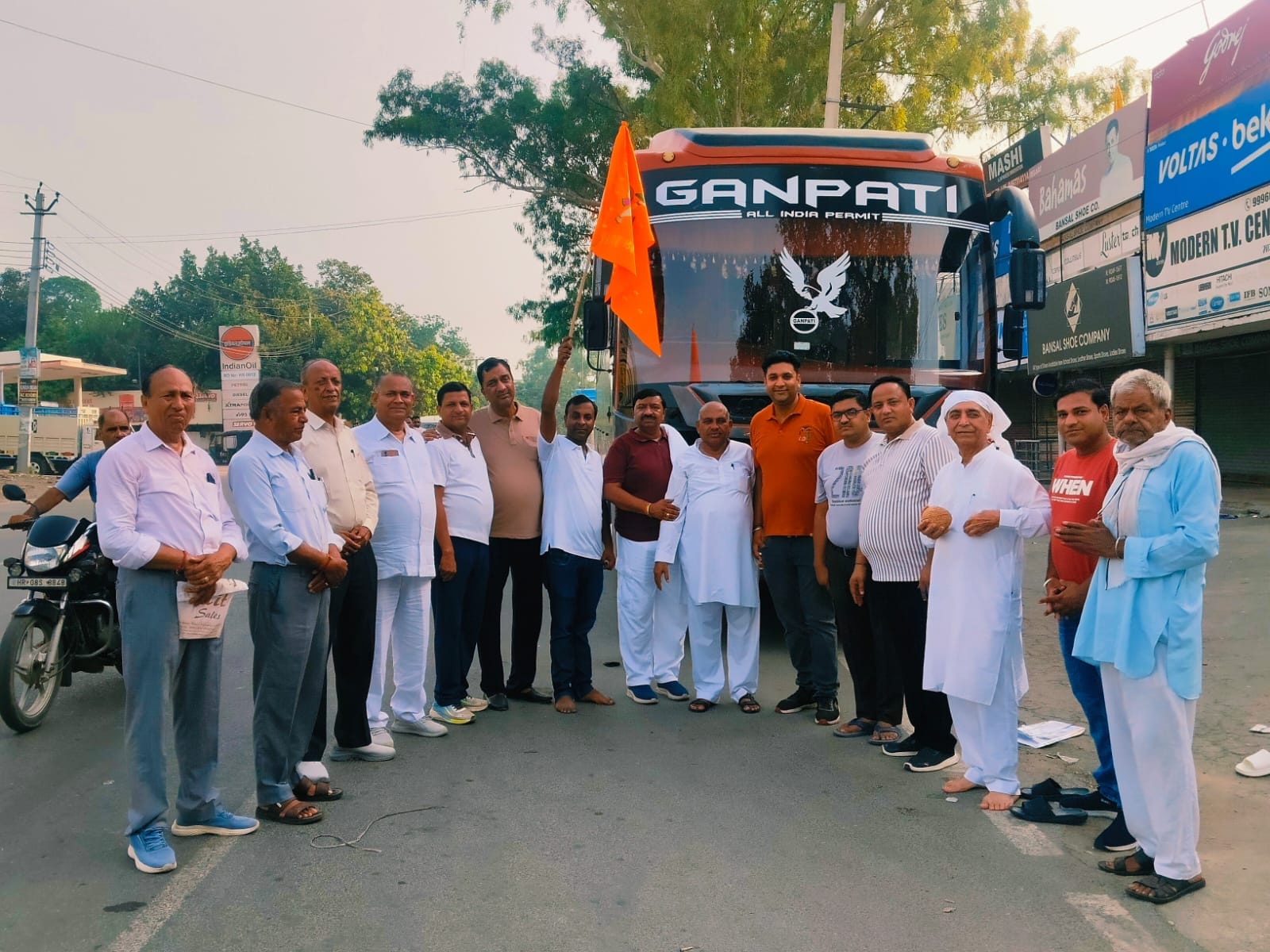 बस रवाना करते हुए समिति सदस्य। विज्ञप्ति