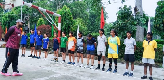 बास्केटबॉल चयन प्रतियोगिता में मौजूद खिलाड़ी। बास्केटबॉल चयन प्रतियोगिता में मौजूद खिलाड़ी।