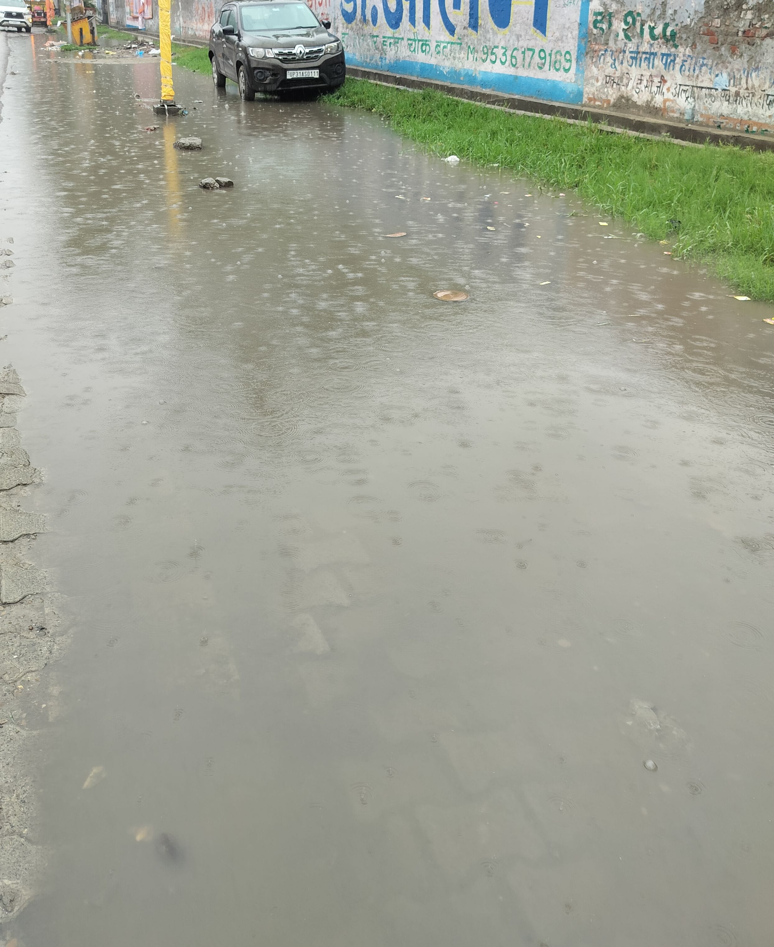 बदायूं बाइपास पर बिल्सी चौराहे के पास भरे पानी से होकर निकलते वाहन। संवाद बदायूं बाइपास पर बिल्सी चौराहे के पास भरे पानी से होकर निकलते वाहन। संवाद