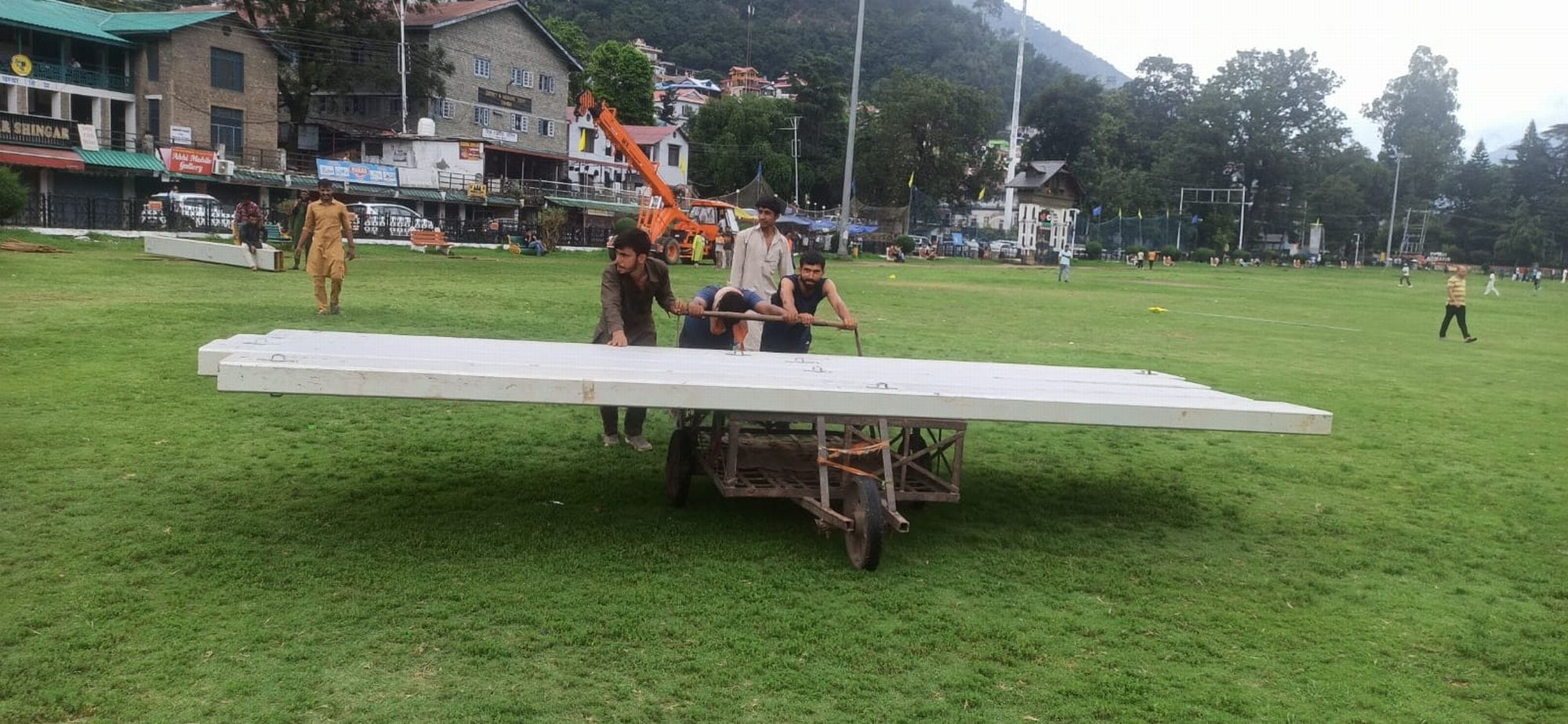 चचंबा मिंजर मेले की तैयारियों को लेकर अस्थाई डोम बनाने के लिए सामान ढोते मजदूर।संवाद